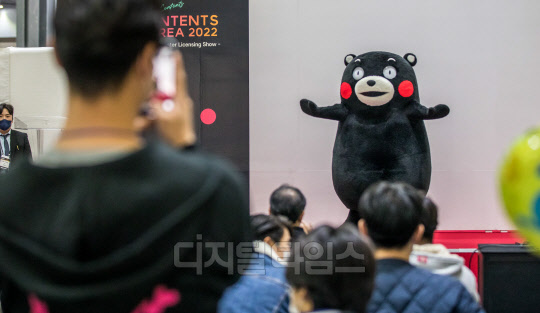 구마모토현의 대표 캐릭터인 구마몬이 23일 경기도 고양시 킨텍스에서 열린 '콘텐츠 코리아 2022'에서 특별공연을 하고 있다. 캐릭터를 통한 지역 홍보의 성공 사례로 꼽히는 구마몬은 이번 행사를 위해 구마모토현에서 직접 참가했다.<이슬기 기자>